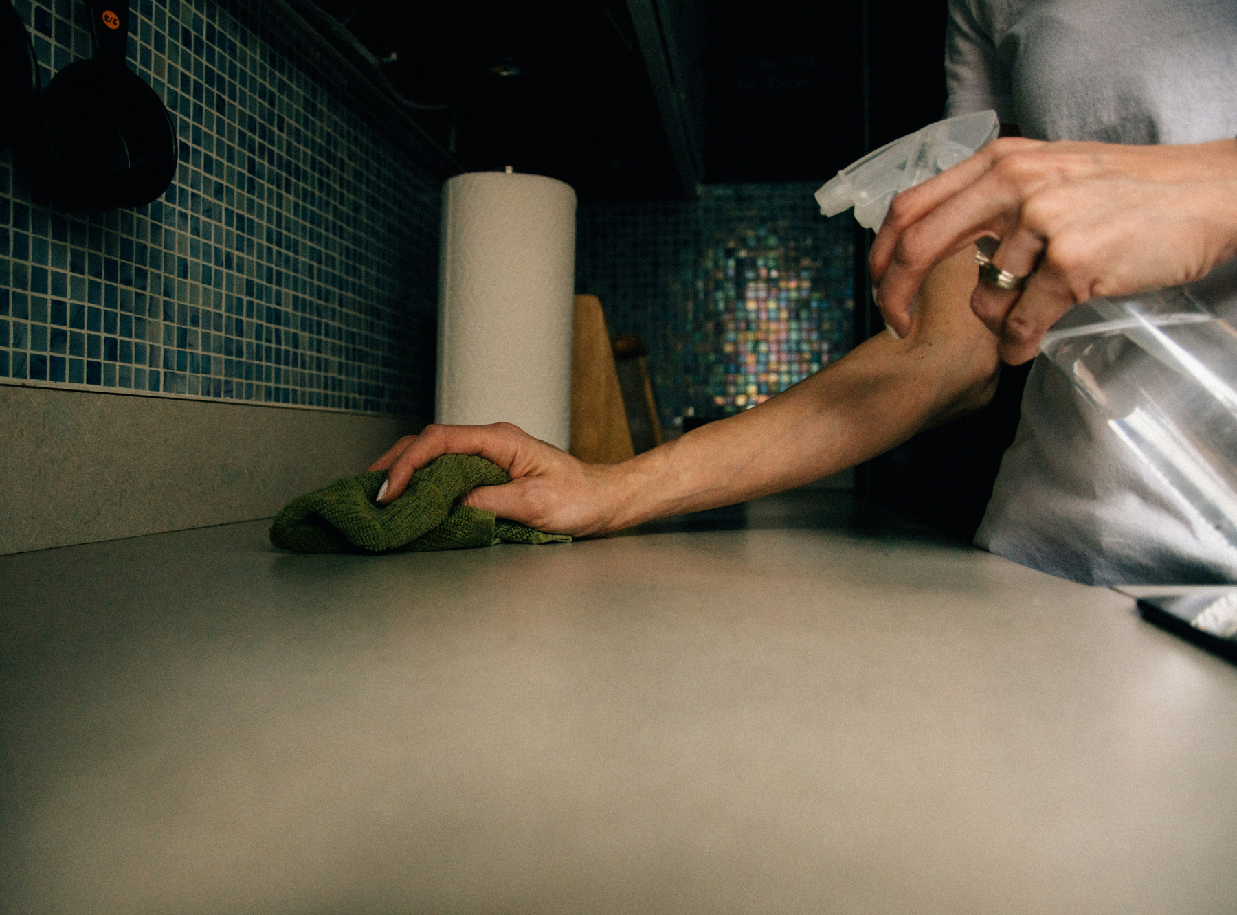 Küchenfront wird direkt nach dem Kochen abgewischt